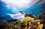 小情侣的浪漫海岛之旅：水下美人鱼的梦想成真！